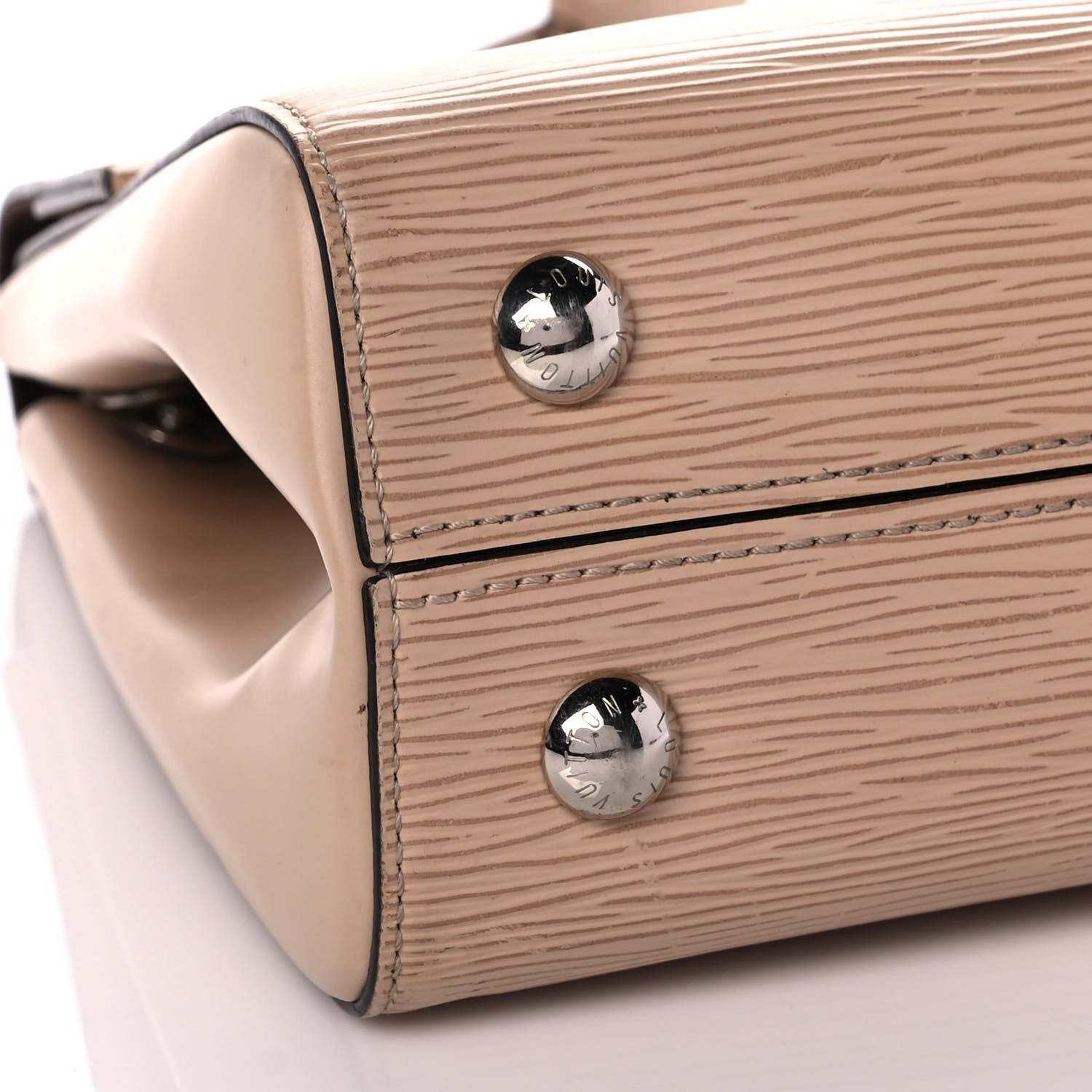 Louis Vuitton Epi Cluny MM Dune 7 of 10