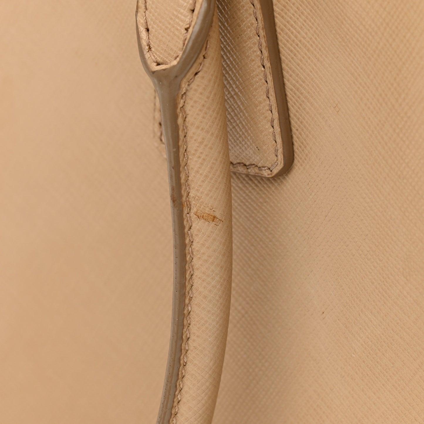 Saffiano Lux Medium Tote Cammeo