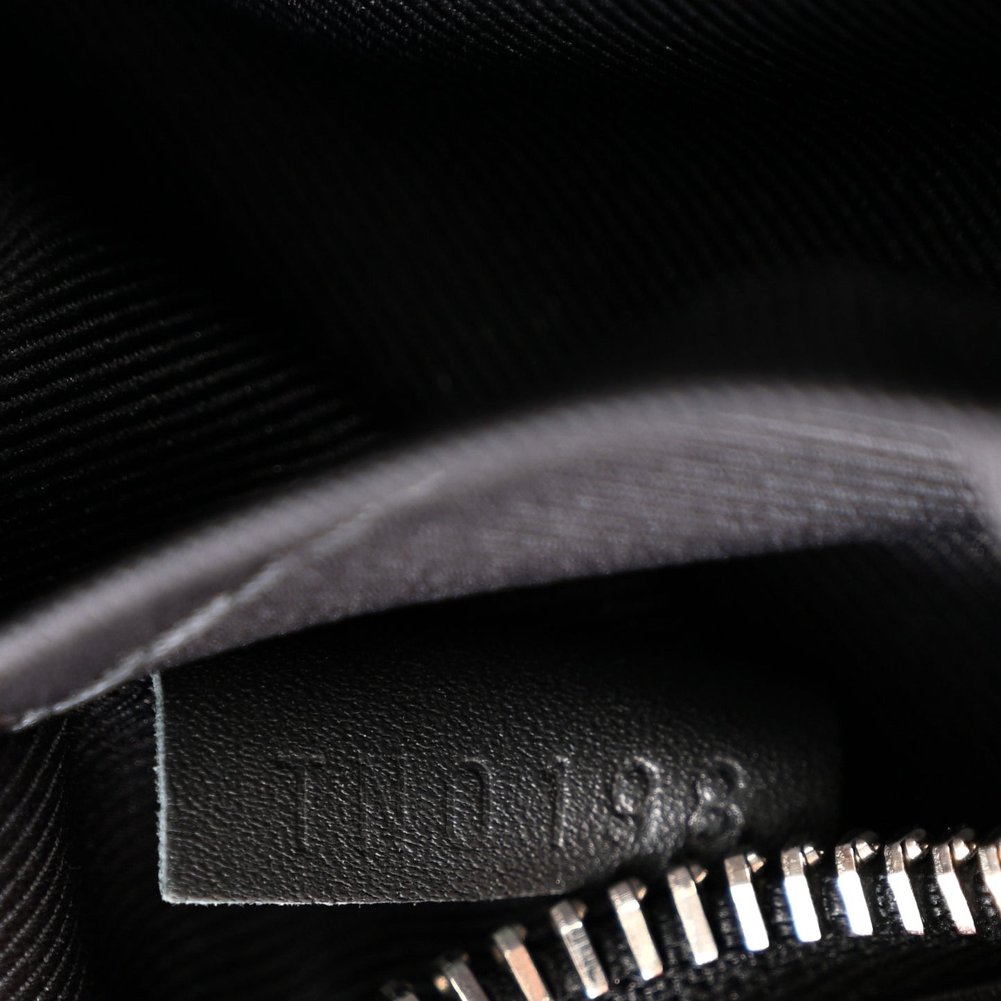 Damier Infini Discovery Pochette GM Onyx