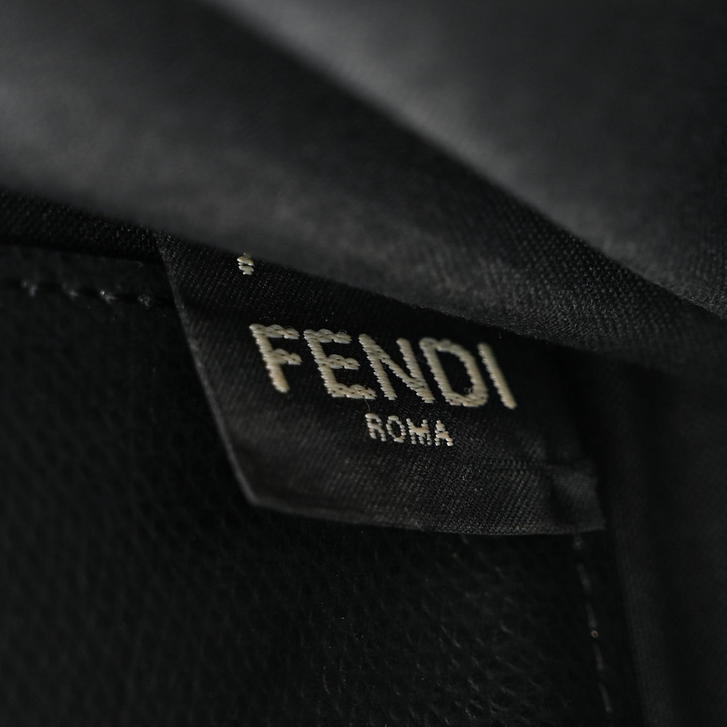 Vitello Cruise F is Fendi Wallet On Chain Black