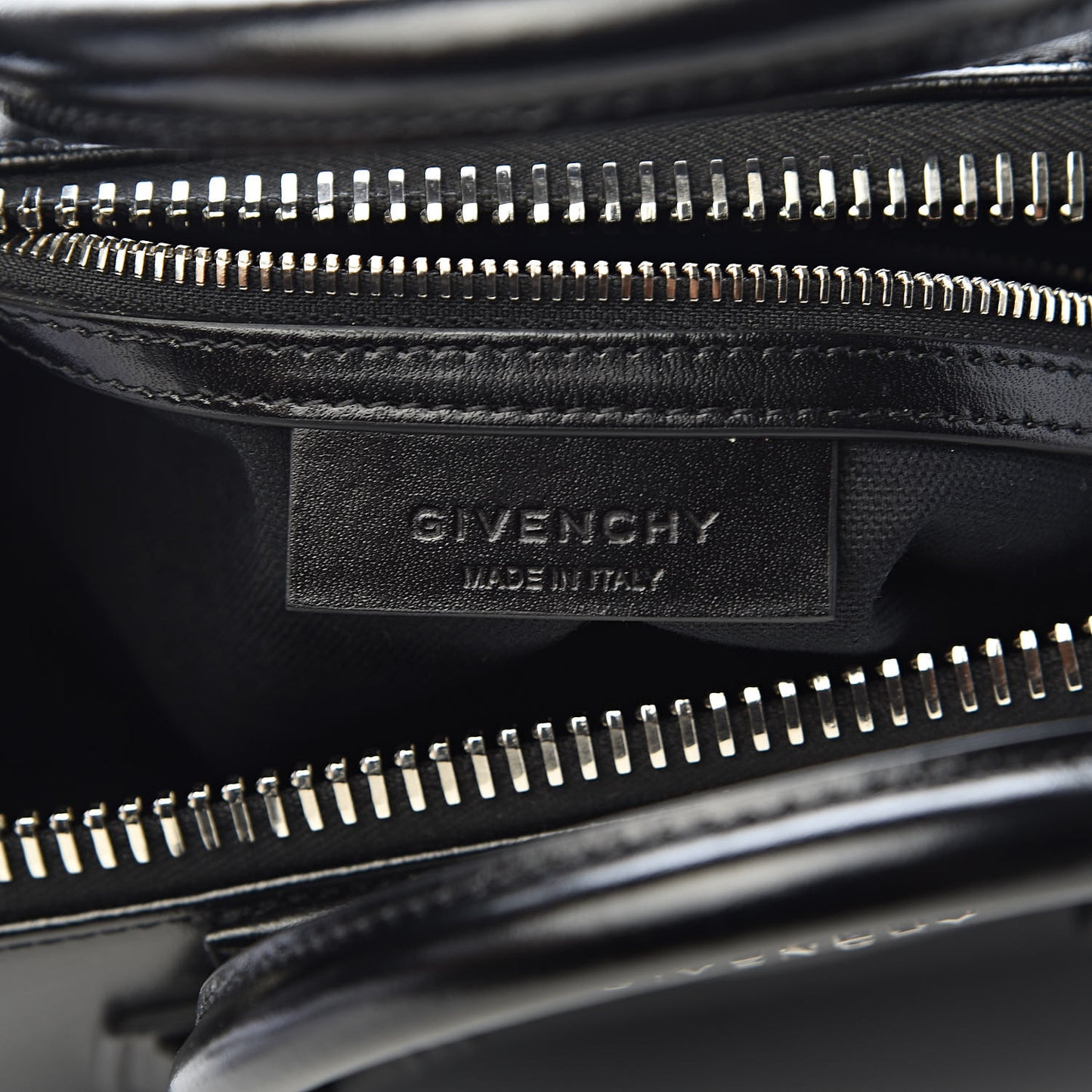 Shiny Lord Calfskin Small Antigona Black
