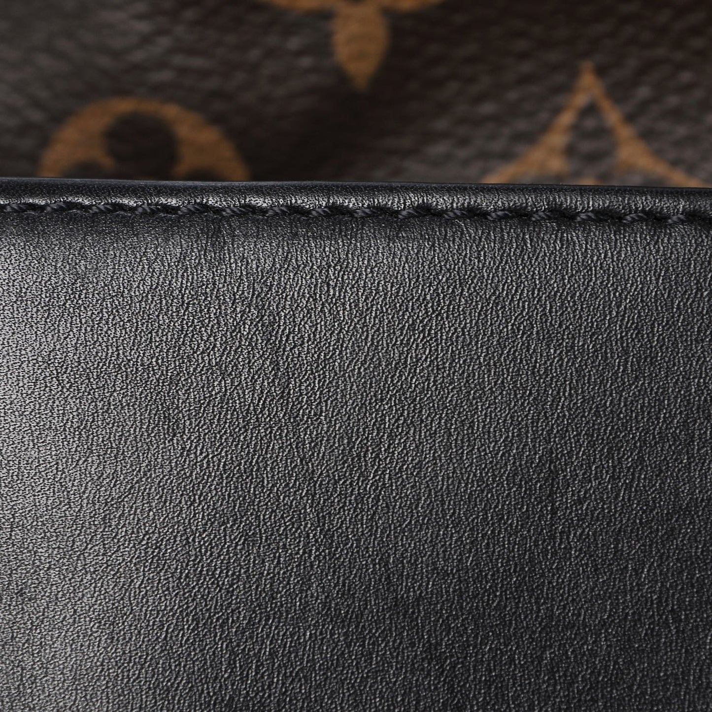 Reverse Monogram Chantilly Lock Black