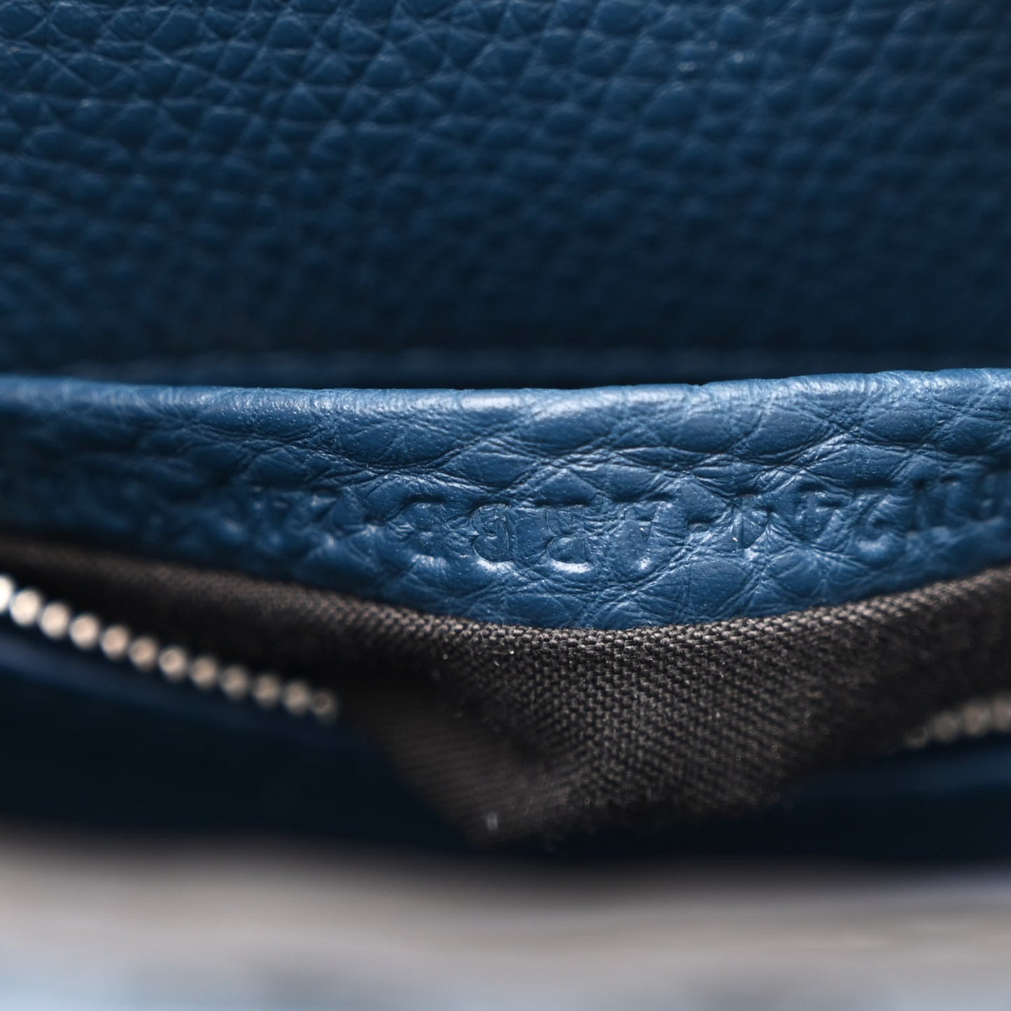 Cuoio Romano Selleria Macro Stitchings Mini Peekaboo Iconic Satchel Placca Argento