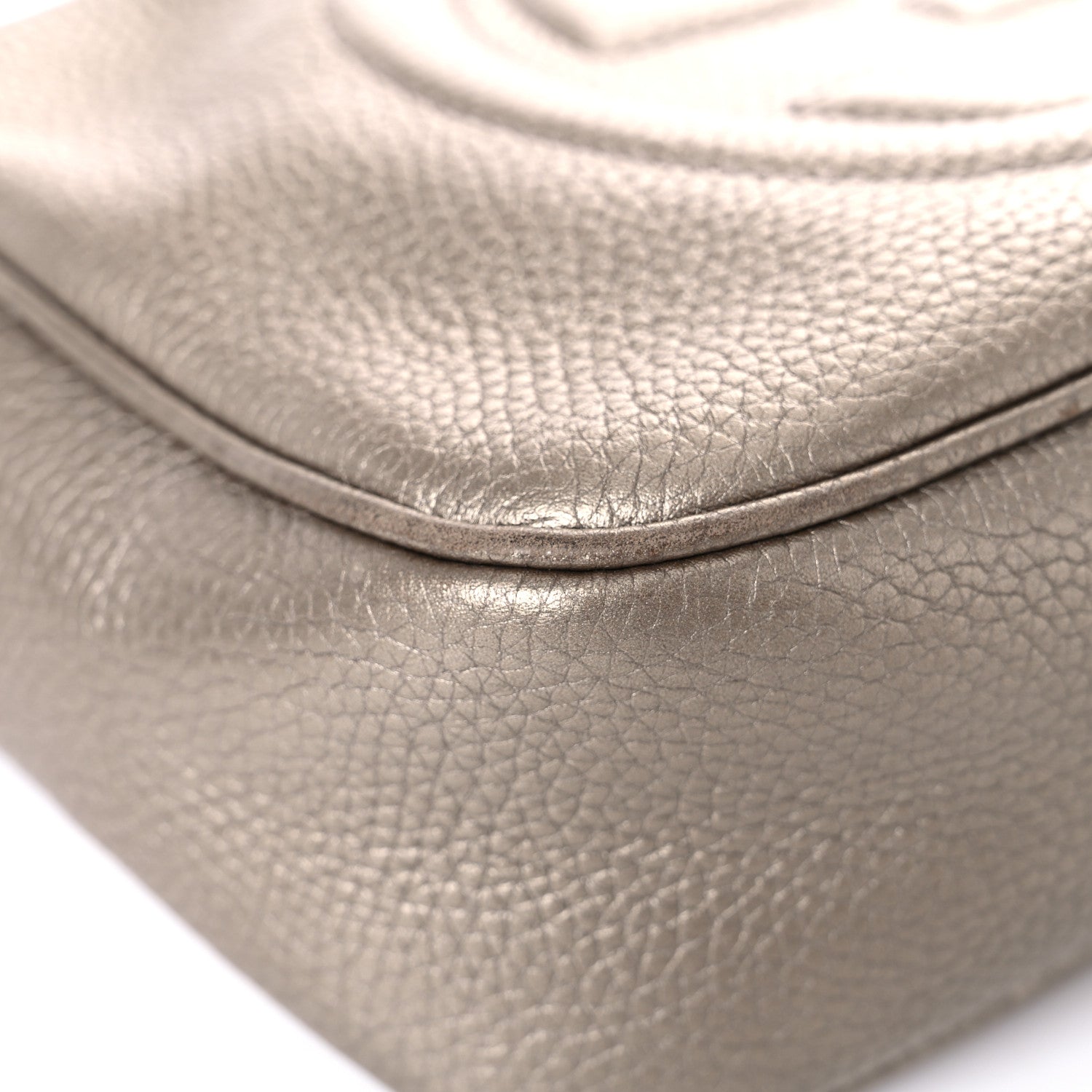 Gucci Metallic Pebbled Calfskin Small Soho Disco Bag Golden Beige 9 of 20