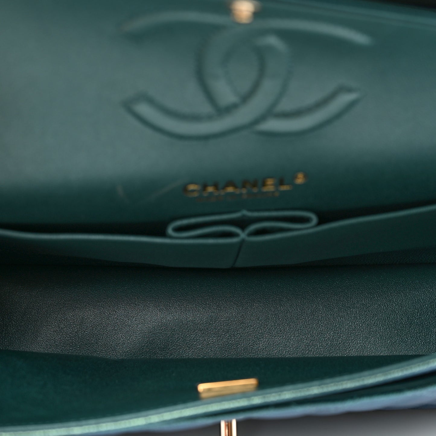 Iridescent Caviar Quilted Medium Double Flap Green