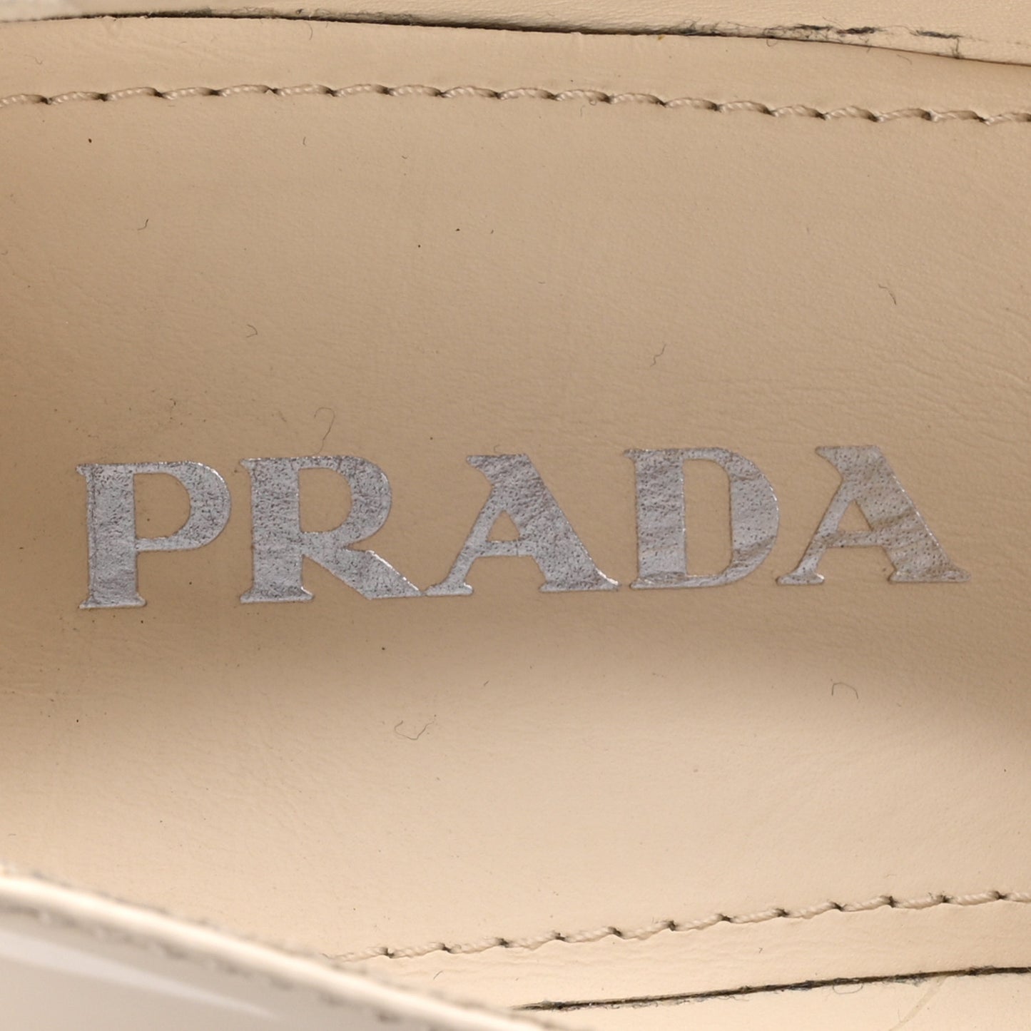 Vernice Metal Triangle Logo 50mm Loafers 39.5 Avorio