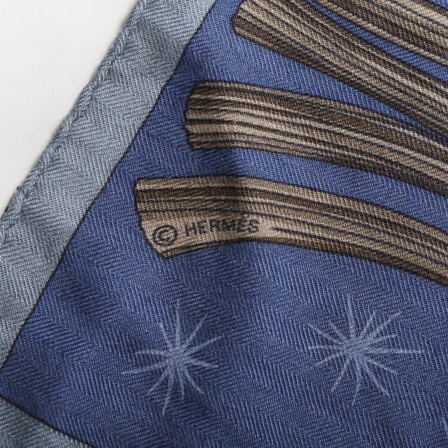 Cashmere Silk Sur Un Tapis Volant Shawl 140