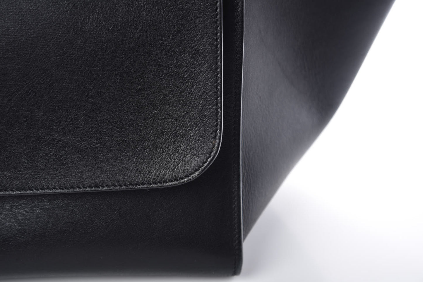 Smooth Calfskin Medium Trapeze Black