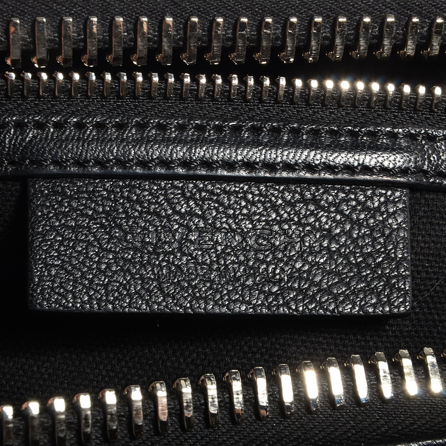 Sugar Goatskin Medium Antigona Black