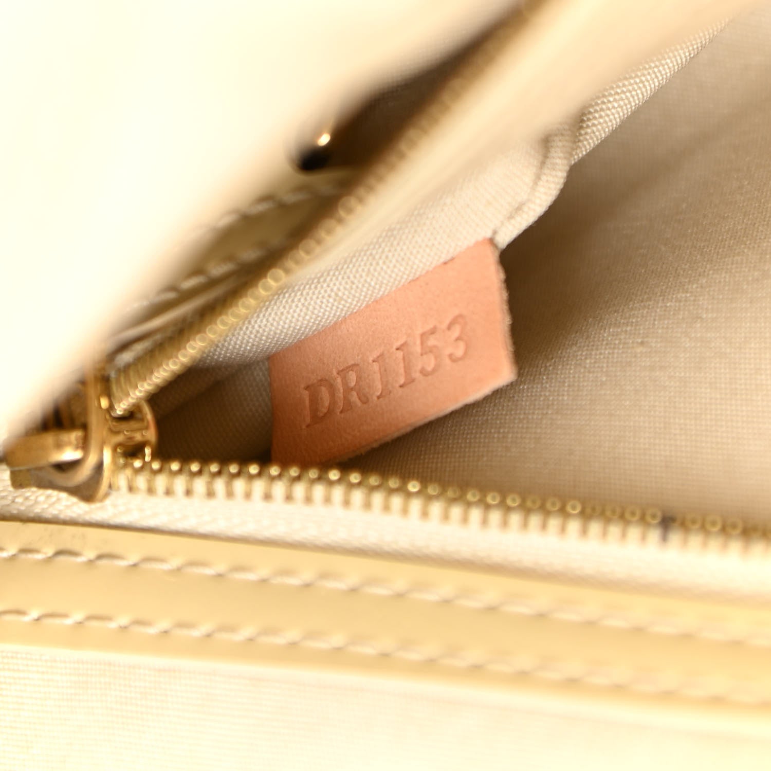 Louis Vuitton Vernis Catalina EW Blanc Corail 10 of 28