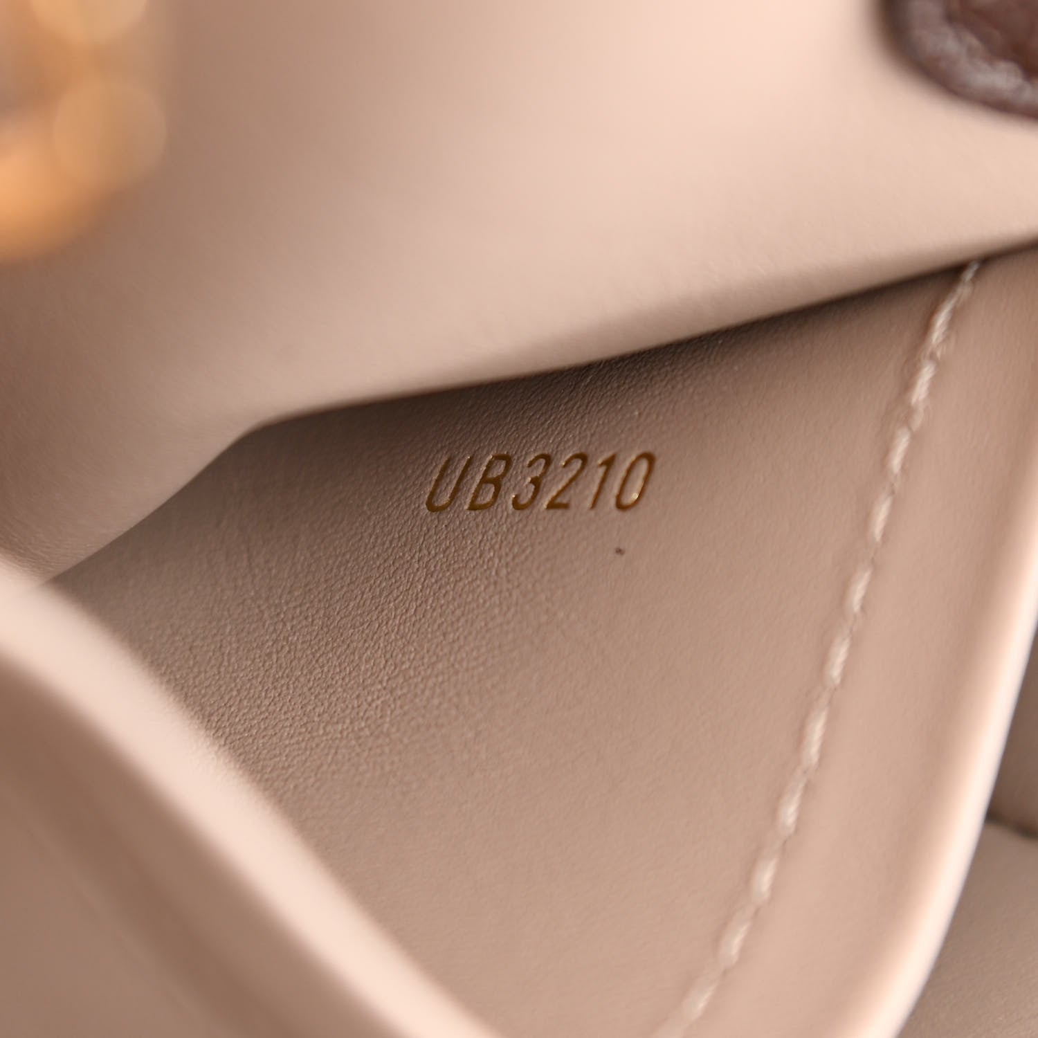 Louis Vuitton Veau Nuage Milla MM Ebene 7 of 10