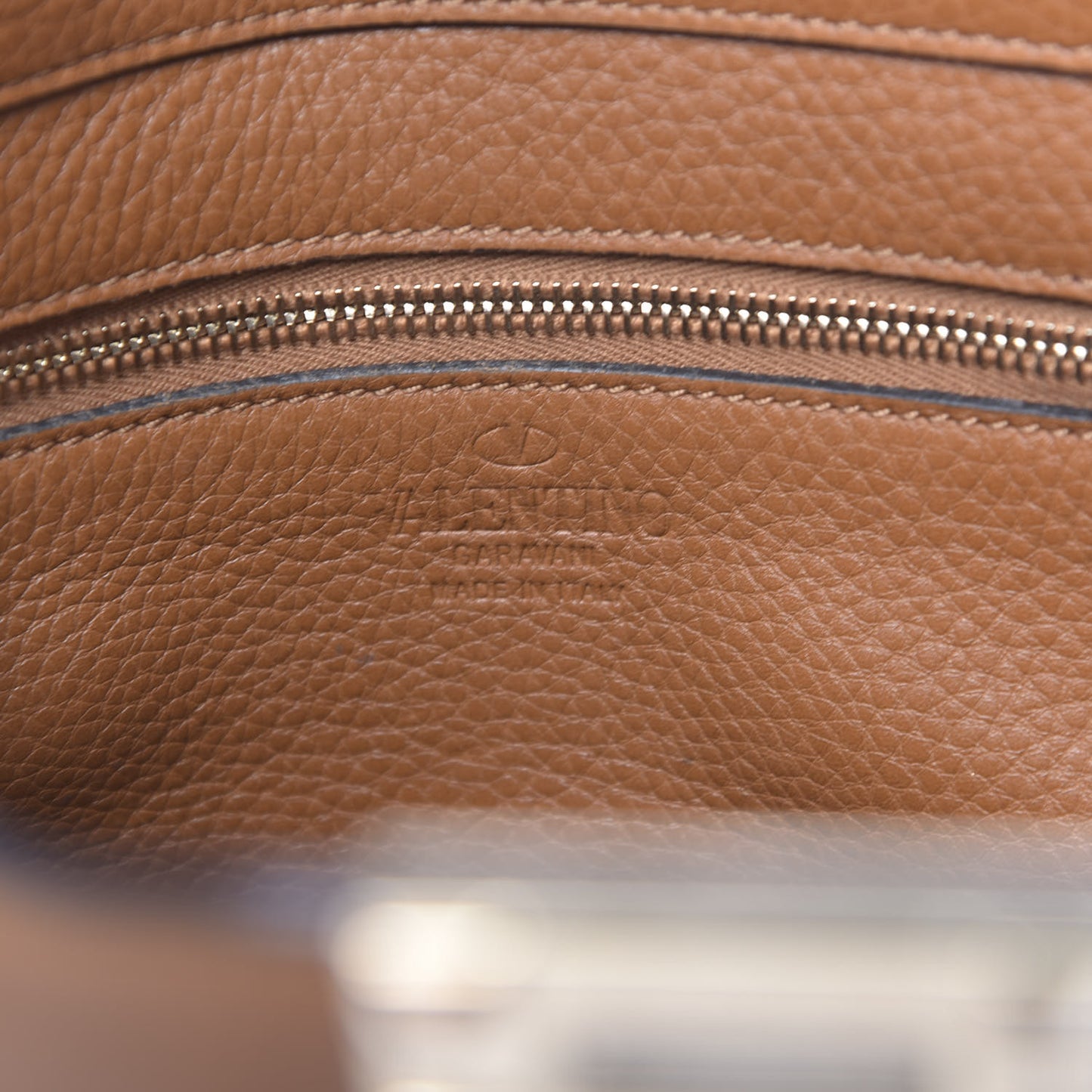 Pebbled Calfskin Small Rockstud Flip-Lock Messenger Bag Light Cuir