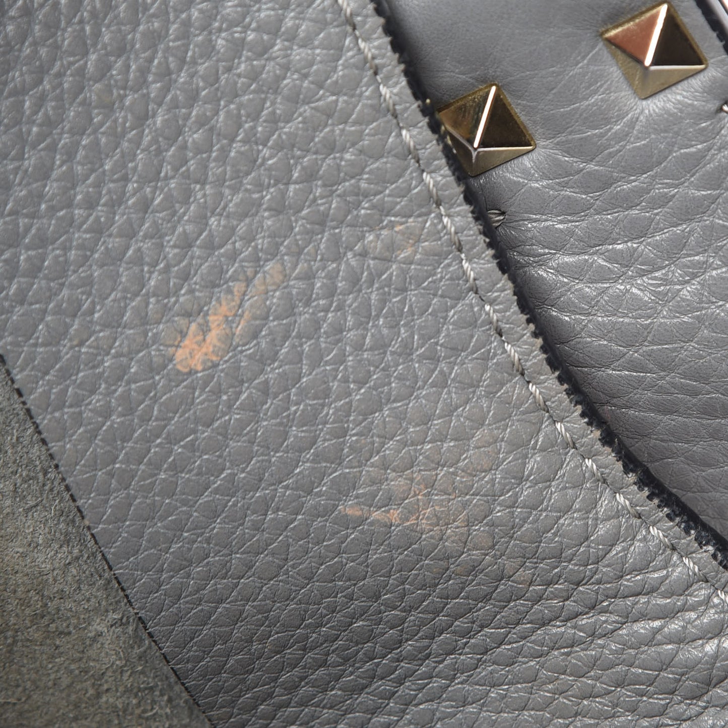 Pebbled Calfskin Large Rockstud Flip-Lock Messenger Bag Grigio Perla