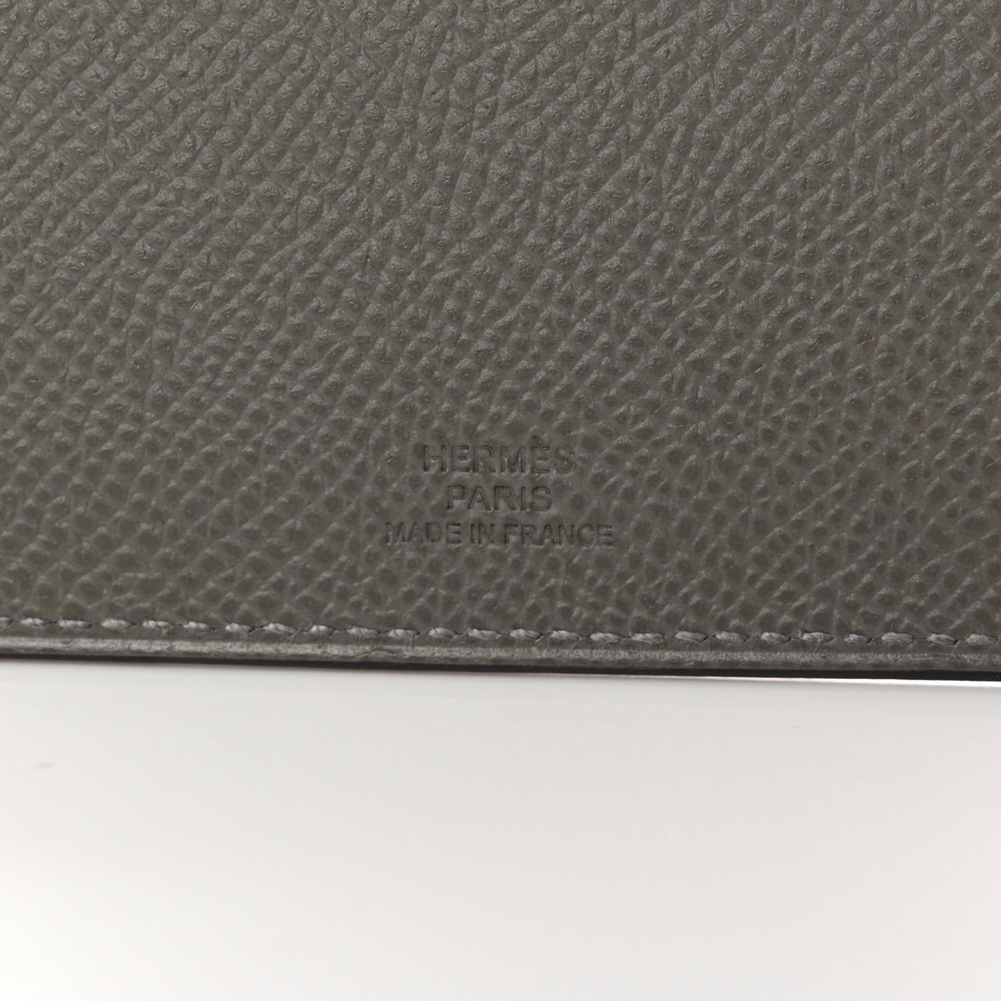 Epsom Tarmac Dot PM Passport Holder Gris Meyer Black