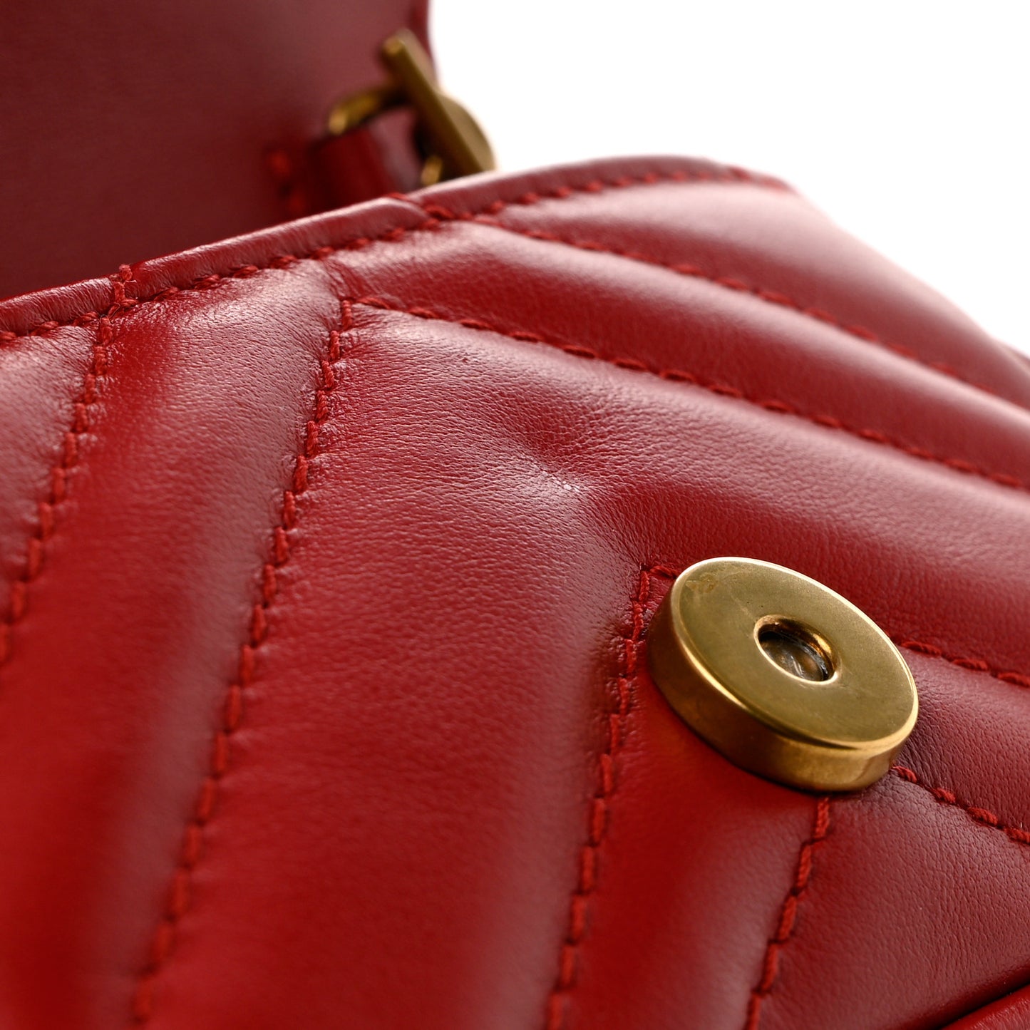 Calfskin Matelasse GG Marmont 2.0 Coin Purse On A Chain Hibiscus Red