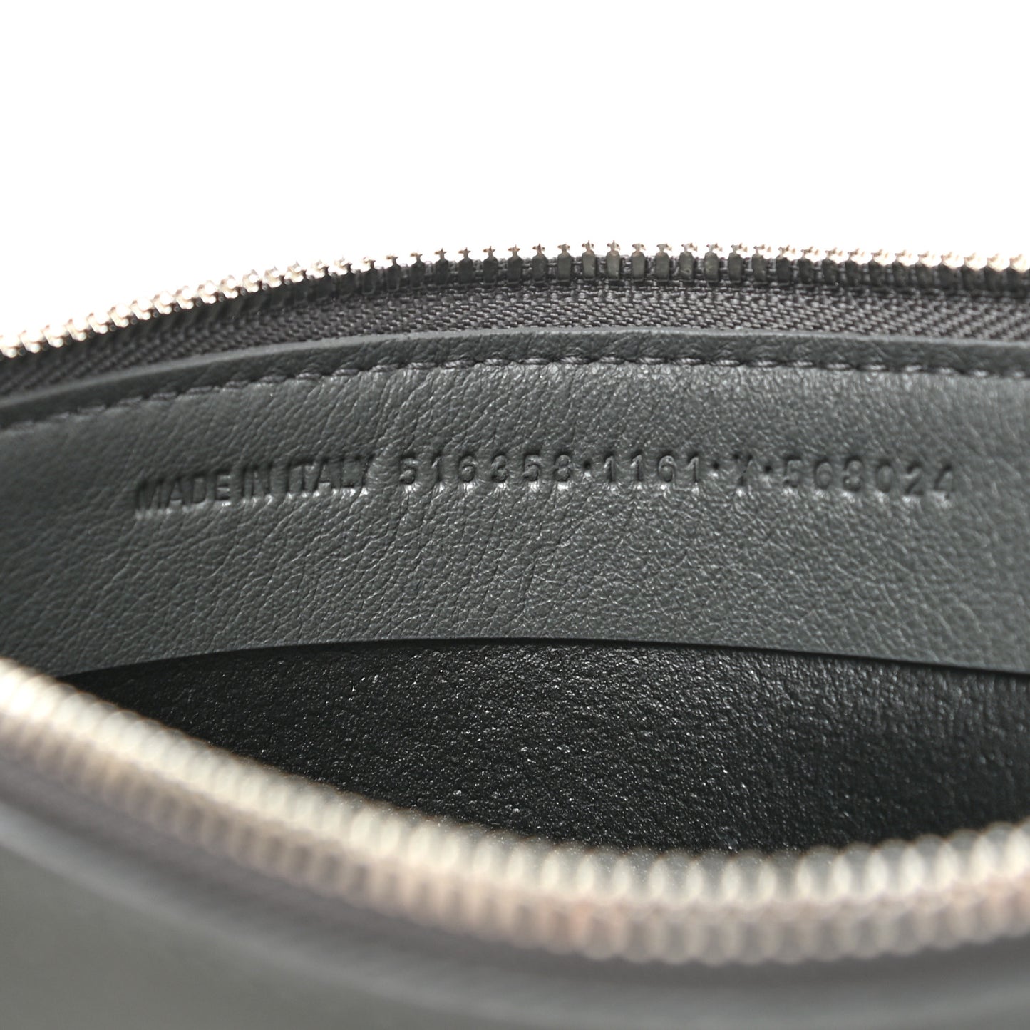 Calfskin Logo Zip Pouch Gris Fossile