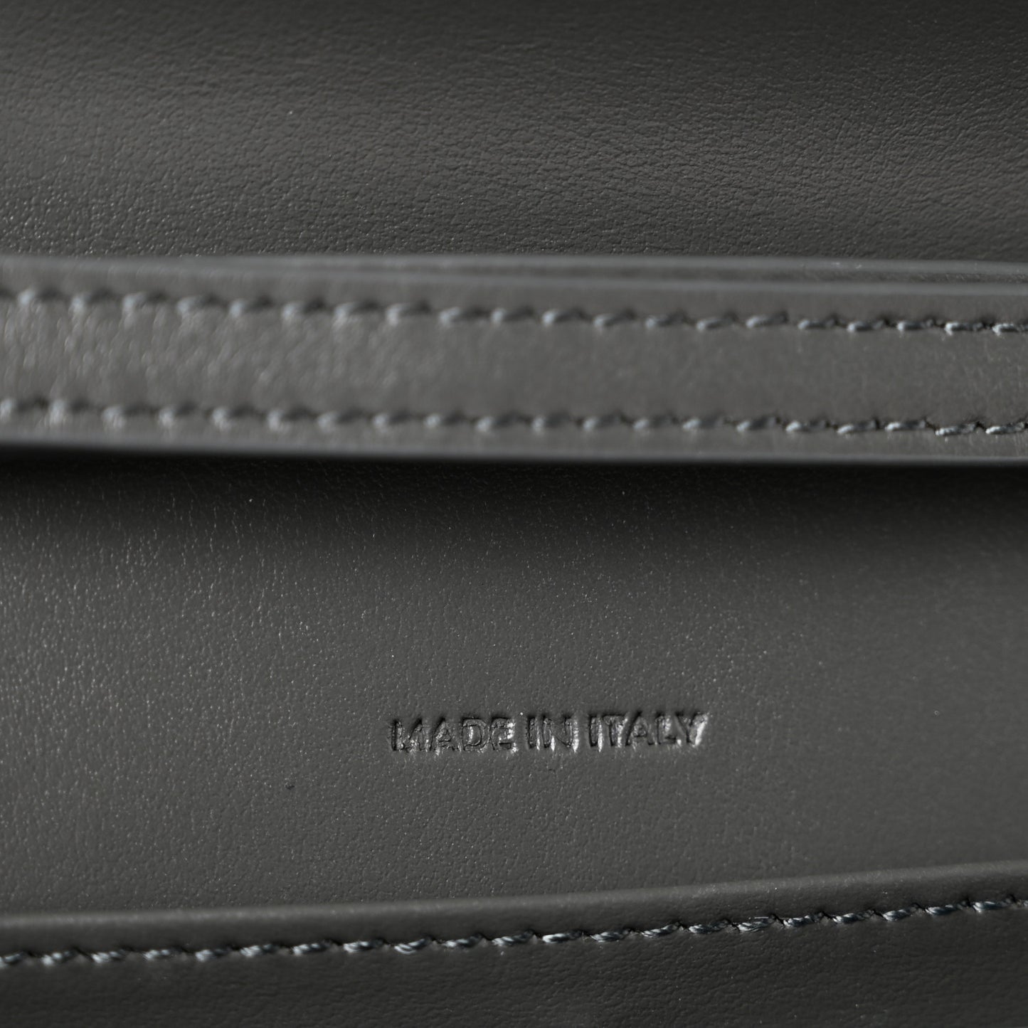 Shiny Calfskin Triomphe Margo Wallet on Chain Anthracite