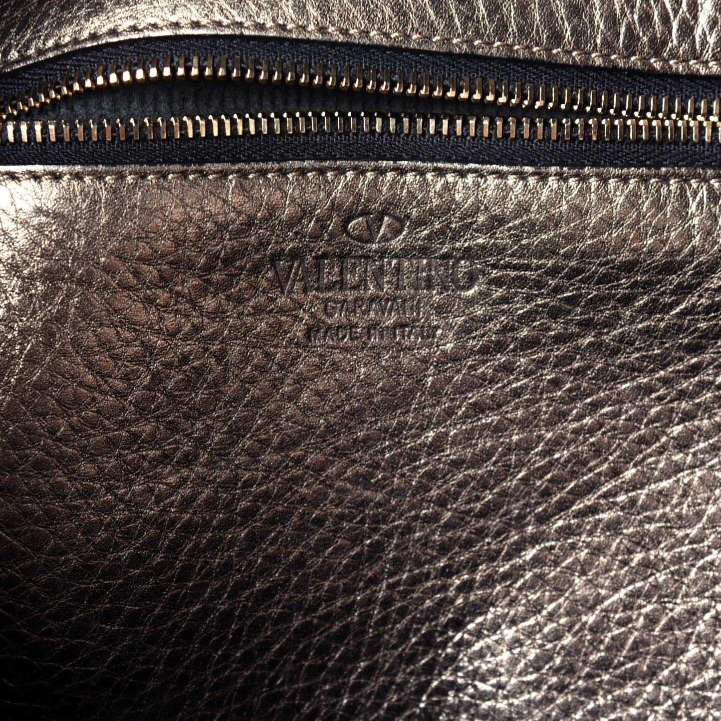 Metallic Pebbled Calfskin Large Rockstud Flip-Lock Messenger Bag Sasso