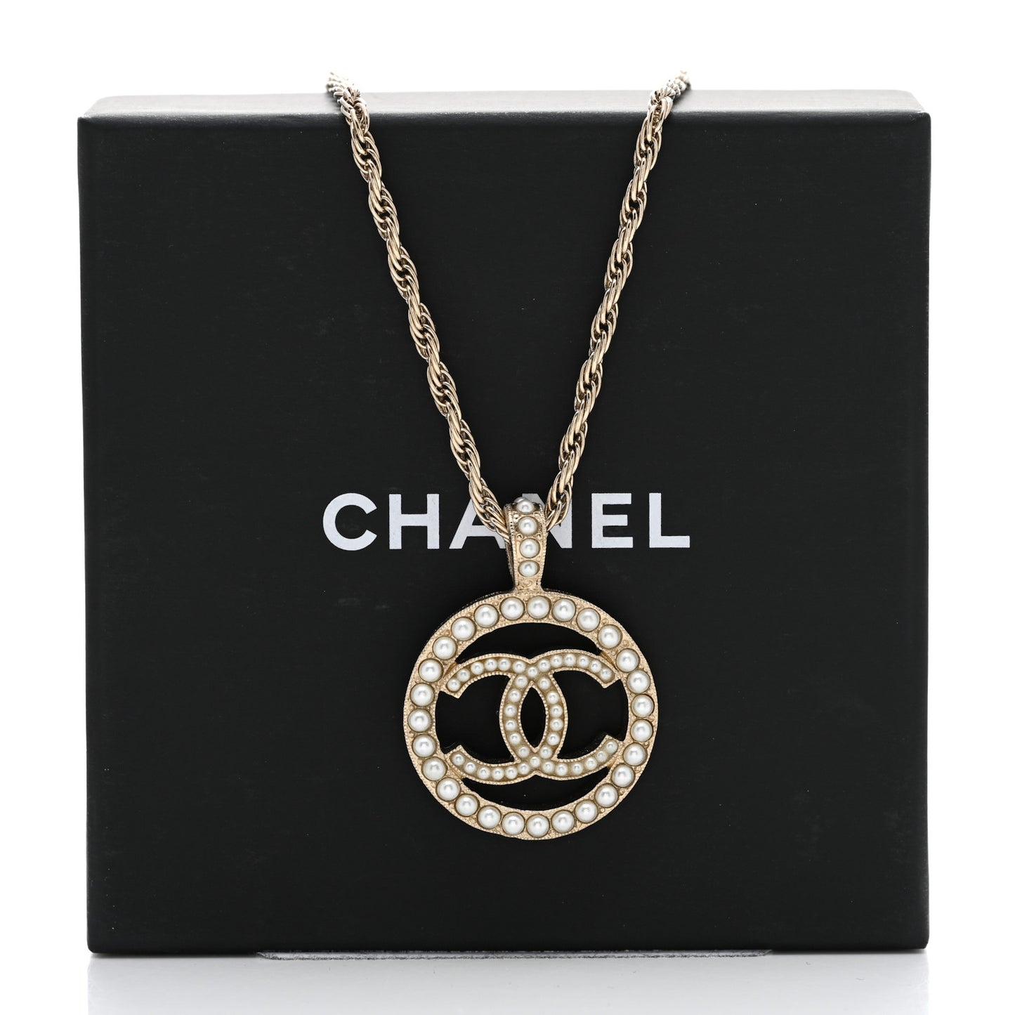 Pearl CC Round Pendant Necklace Gold
