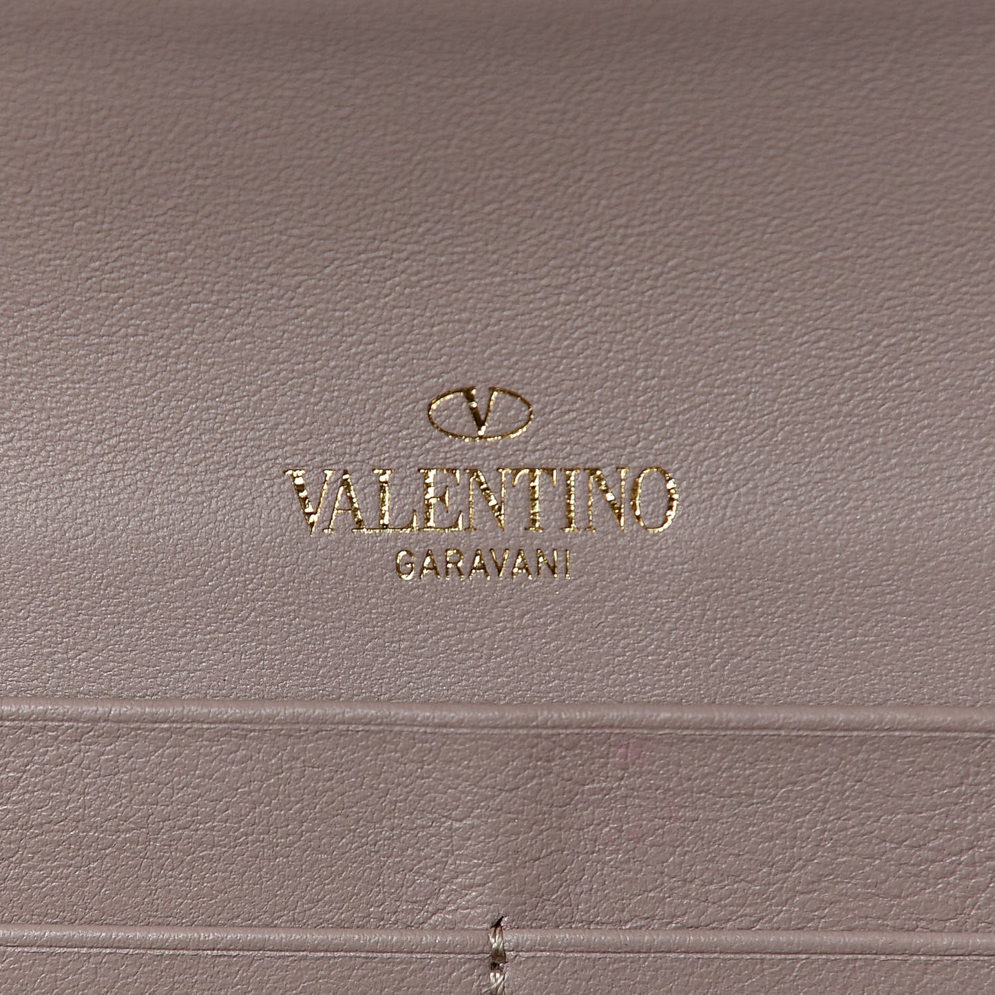 Vitello Rockstud Crossbody Wallet on Chain Poudre