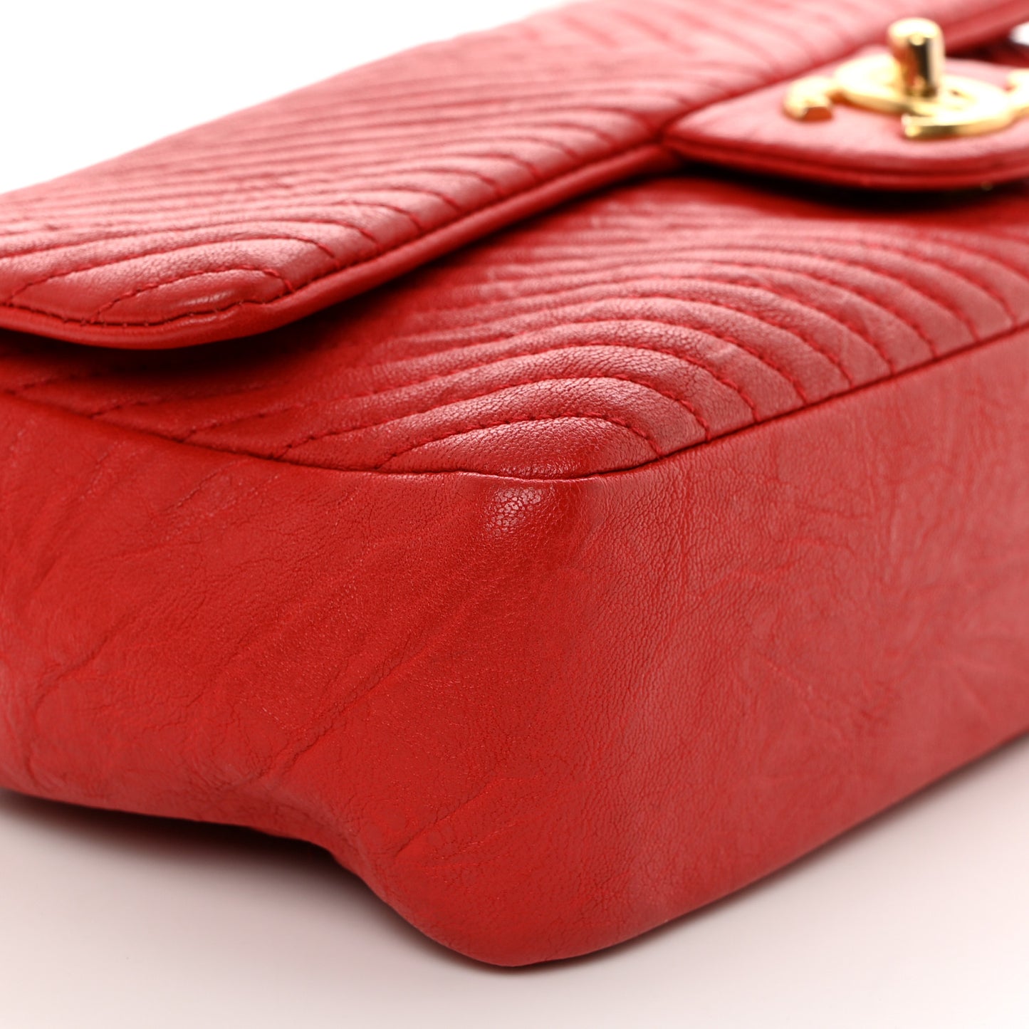 Wrinkled Lambskin Chevron Quilted Medium Flap Red