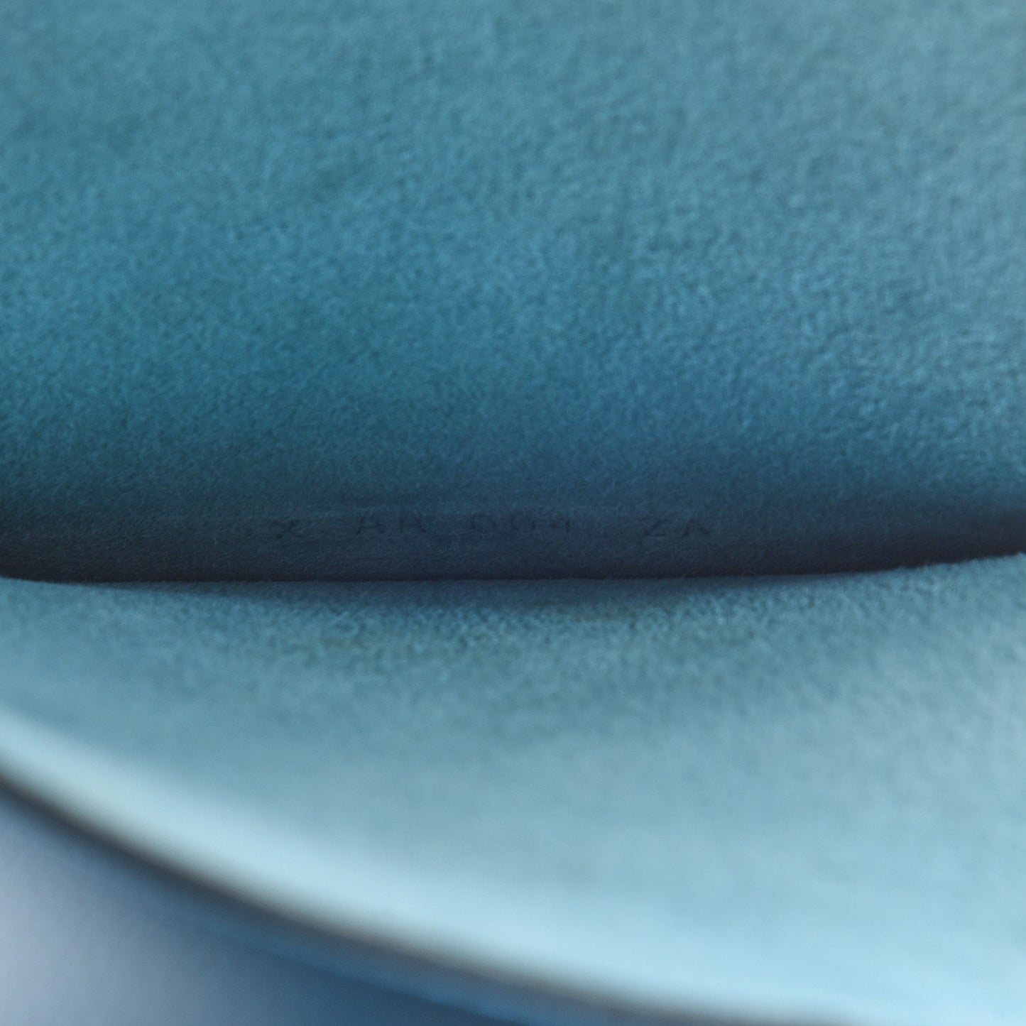 Chevre Mysore Tarmac PM Passport Holder Bleu Azteque