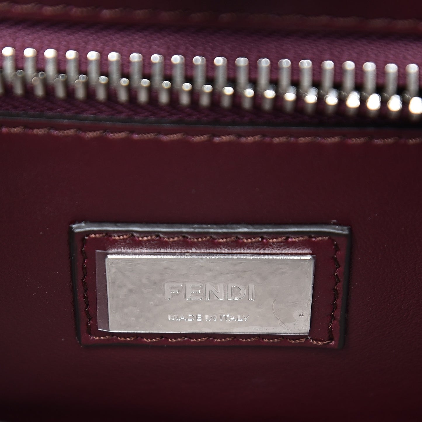 Vitello Seta Shiny Nappa Medium Peekaboo Iconic Satchel Grigio Polvere Bordeaux