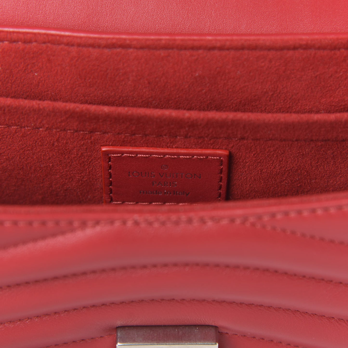 Calfskin New Wave Chain MM Ecarlate