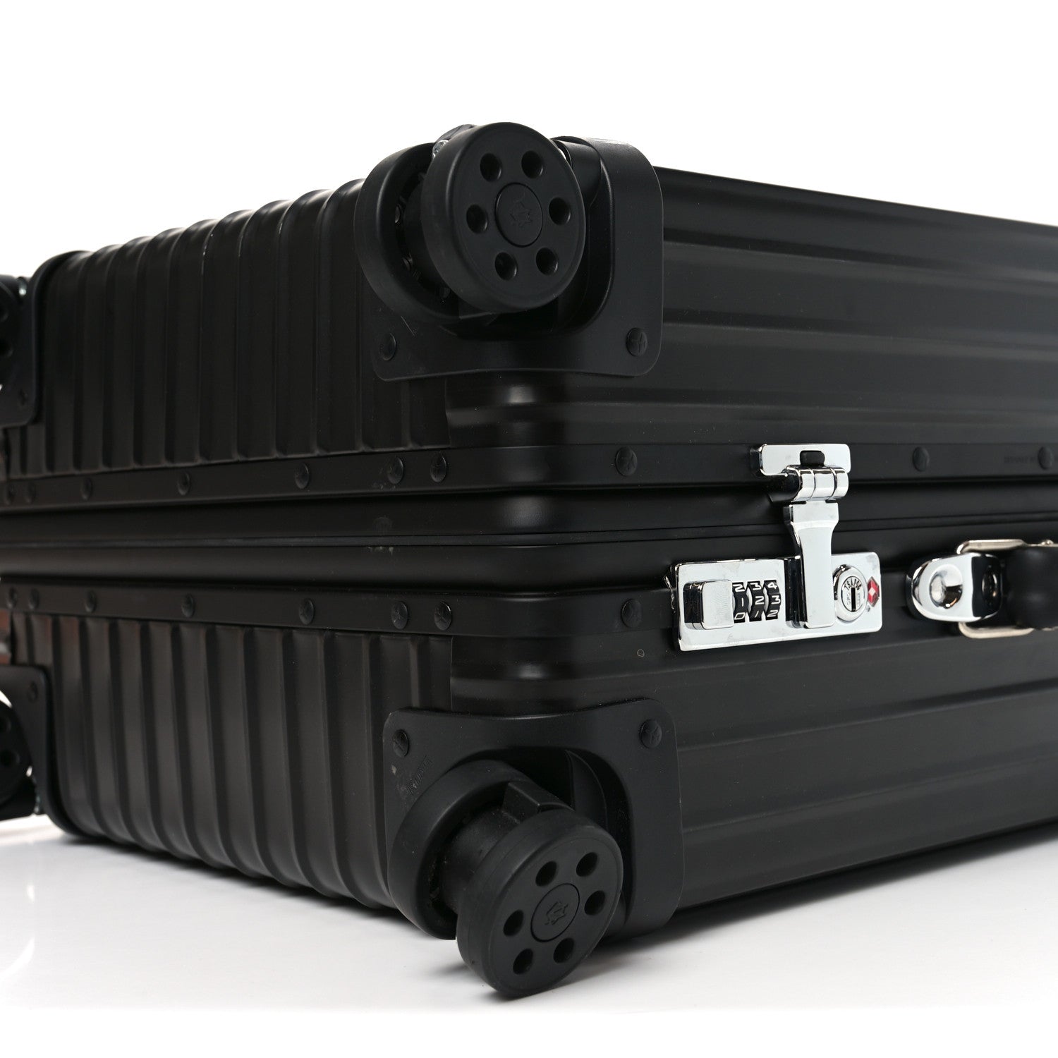 RIMOWA CLASSIC キャビン　黒 Rimowa Aluminum Classic Cabin Black 1835379 – FASHIONPHILE