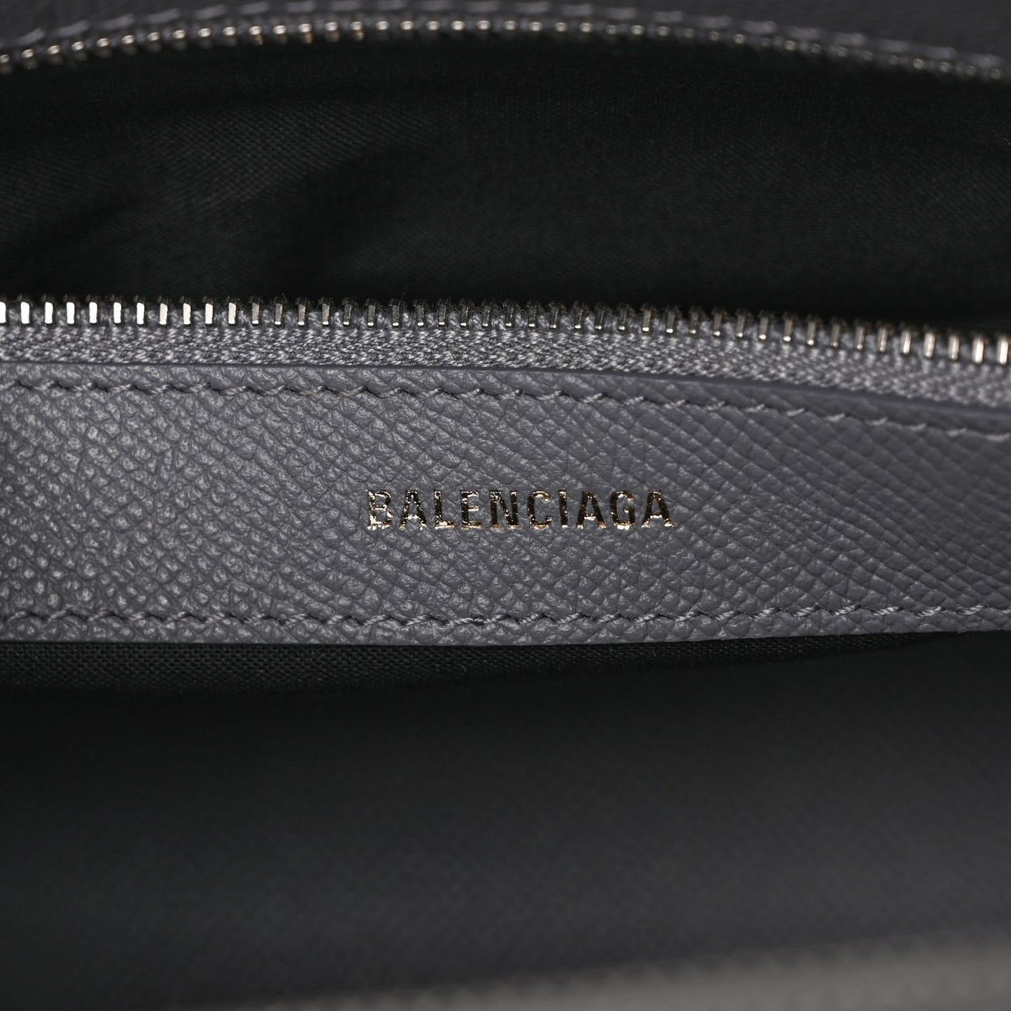 Signature Grained Calfskin Logo S Ville Top Handle Bag Gris Perle Fonce White
