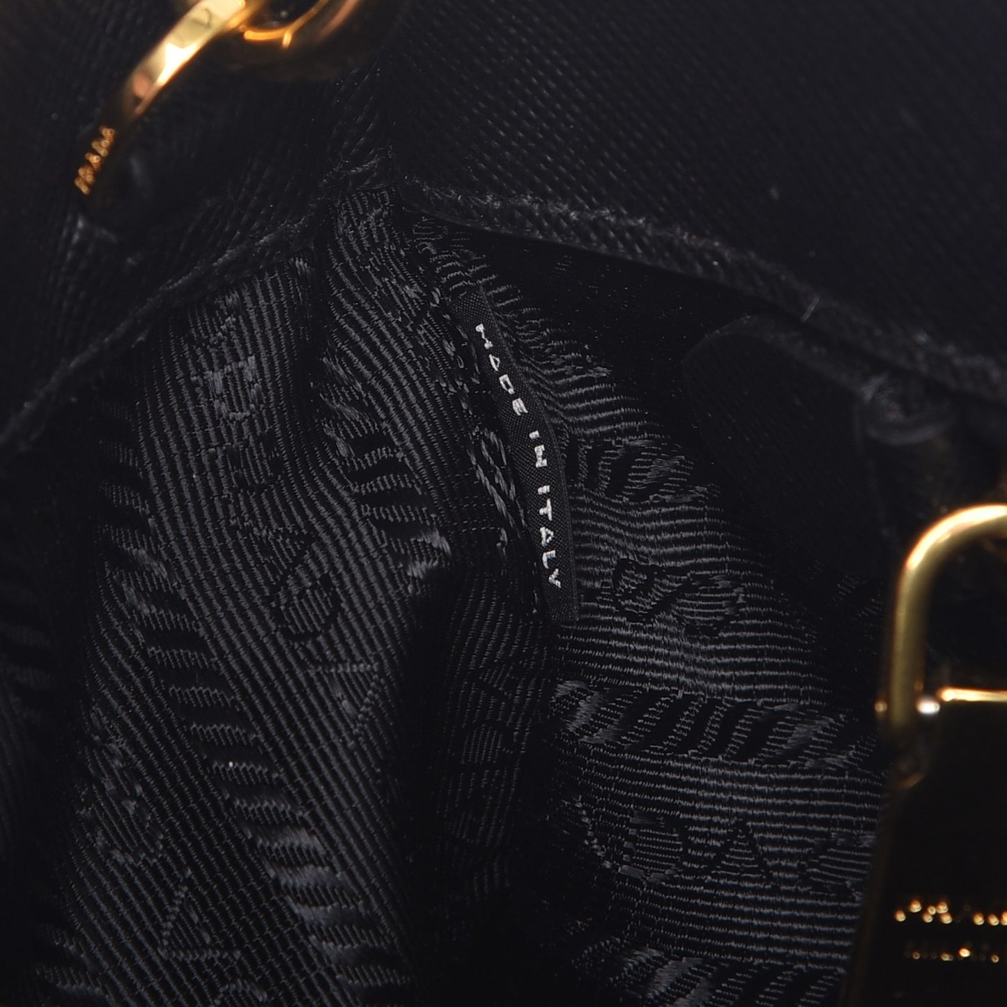 Saffiano Medium Galleria Double Zip Tote Black