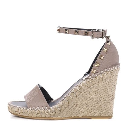 Valentino Garavani Grained Calfskin Rockstud Ankle Strap Espadrille 15/105mm Wedge Sandals 38 Poudre Natural 1 of 9