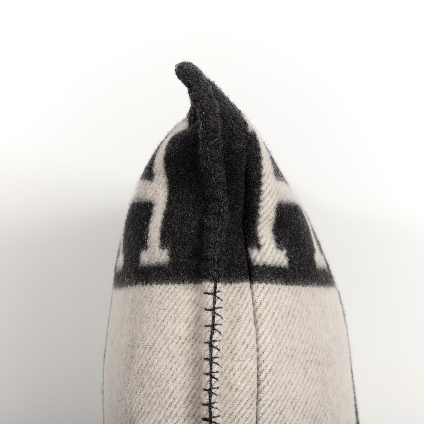 Wool Cashmere Avalon Pillow PM Ecru Gris Fonce