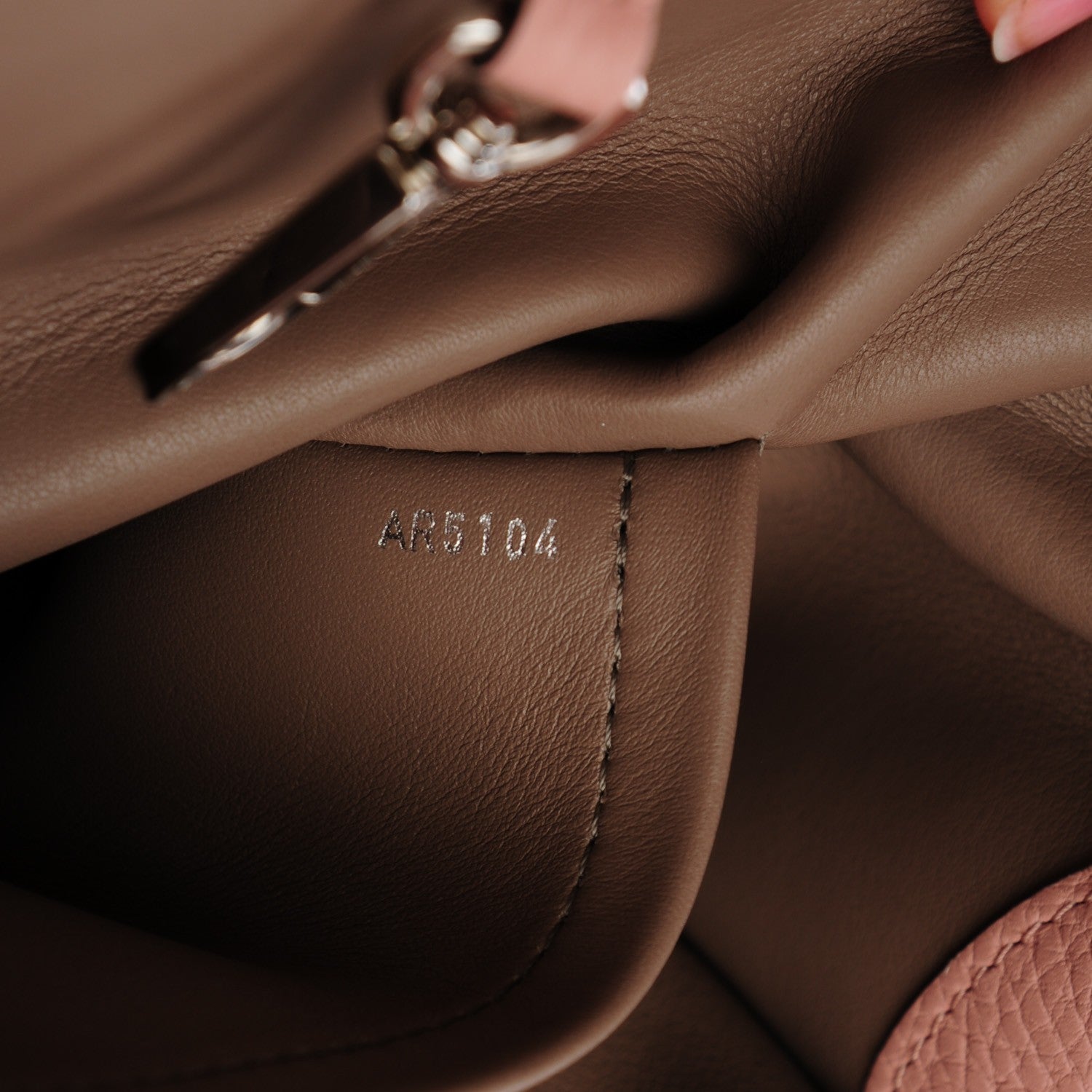 Louis Vuitton Taurillon Capucines MM Magnolia 6 of 8