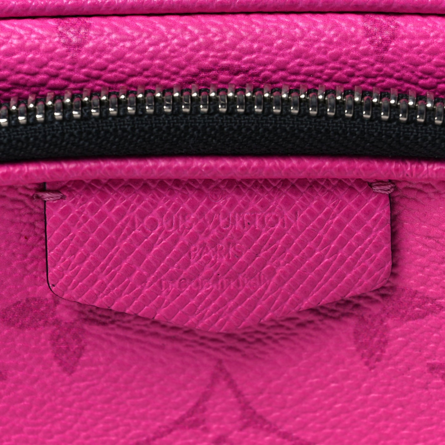 Taigarama Outdoor Pouch Fuchsia