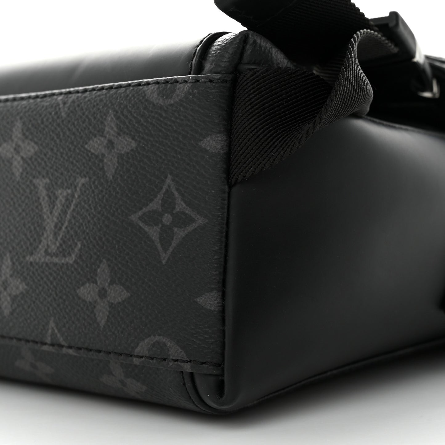 Monogram Eclipse Voyager PM Messenger
