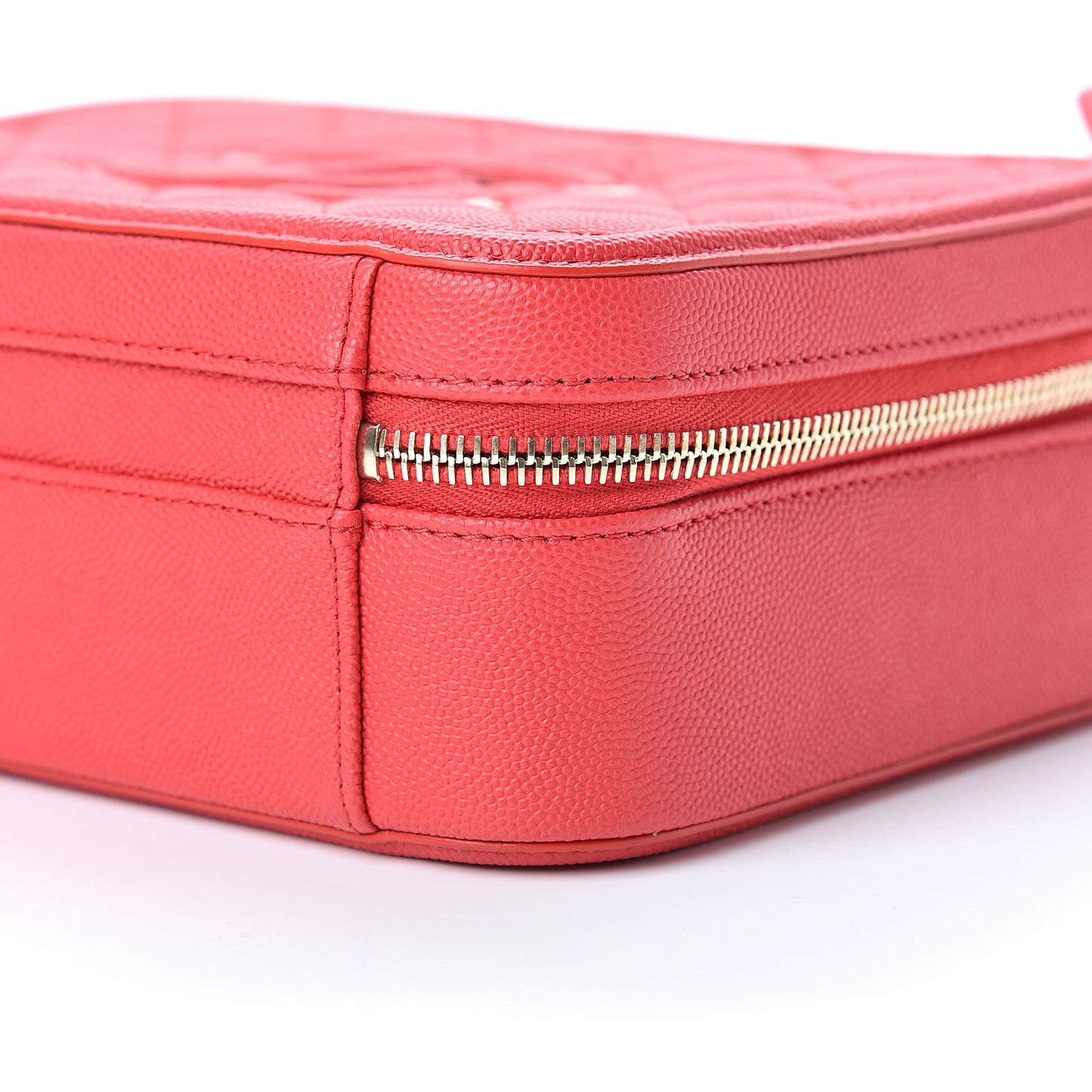 Caviar Quilted Medium CC Filigree Vanity Case Red