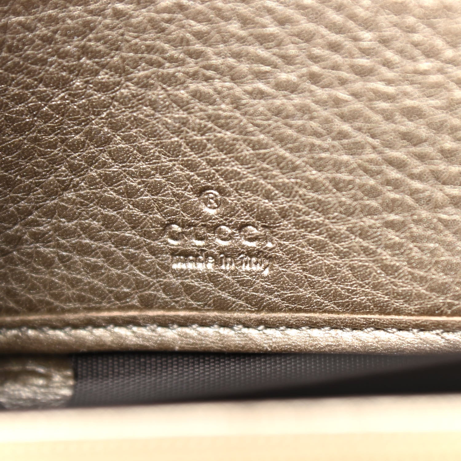 Gucci Metallic Pebbled Calfskin Soho Zip Around Wallet Golden Beige 6 of 7