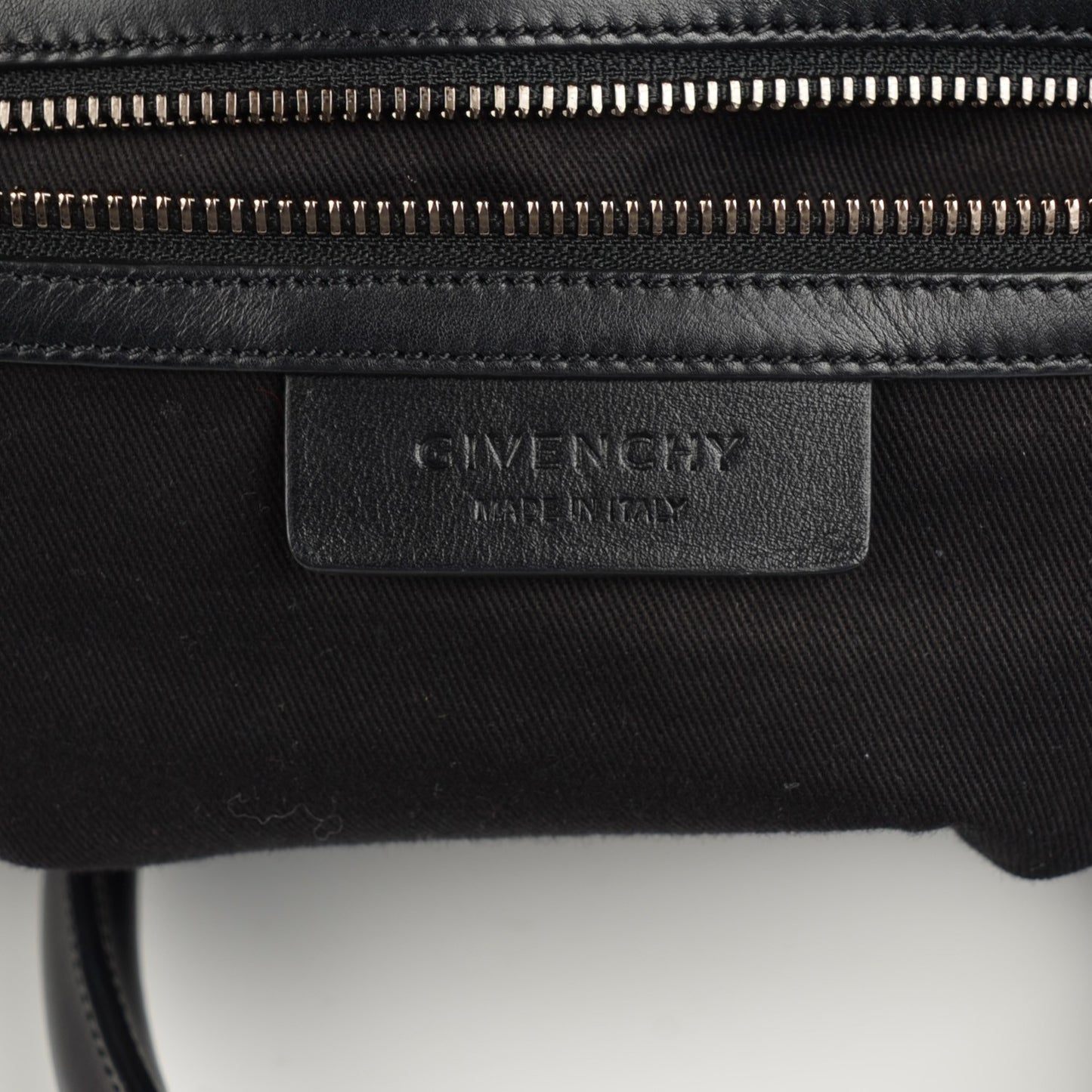 Shiny Lord Calfskin Medium Antigona Black