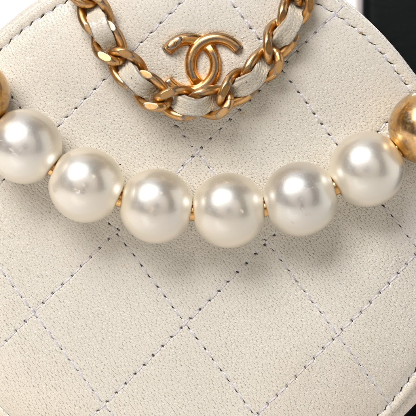 Lambskin Quilted Pearl Round Clutch With Chain White