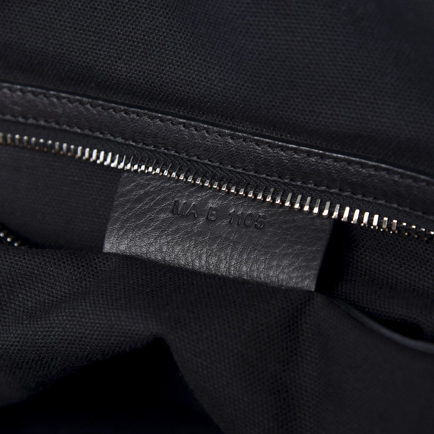 Waxy Grained Calfskin Medium Nightingale Black