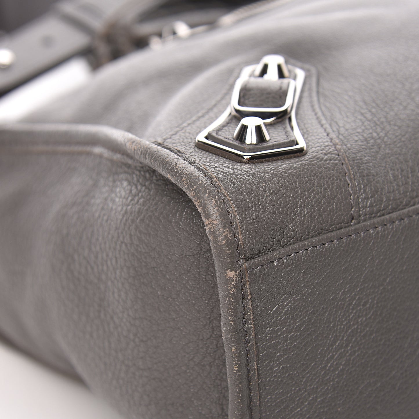 Chevre Silver Metallic Edge Hardware City Gris Acier