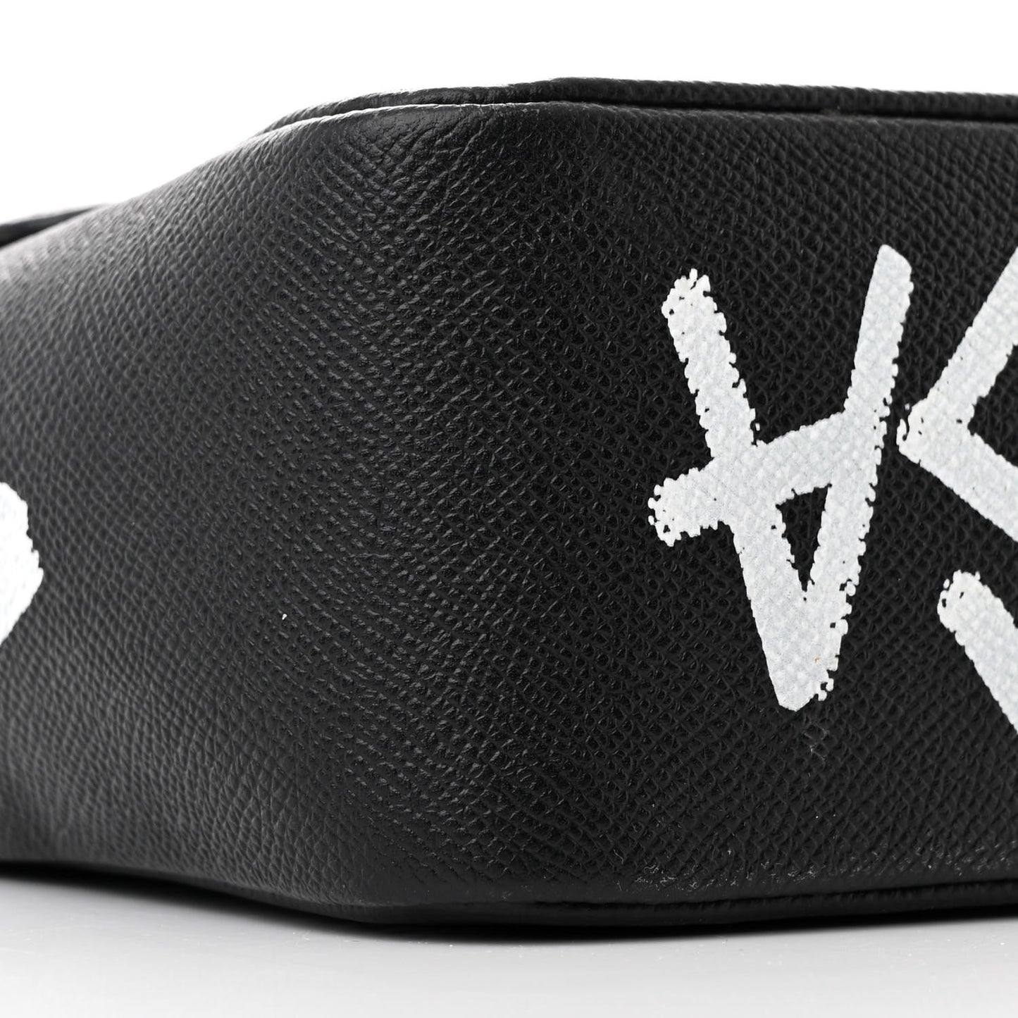 Grained Calfskin Graffiti M BB Round Shoulder Bag Black