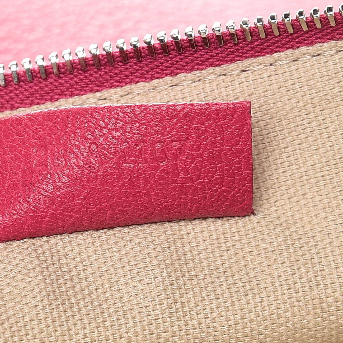 Sugar Goatskin Medium Antigona Pouch Fushia