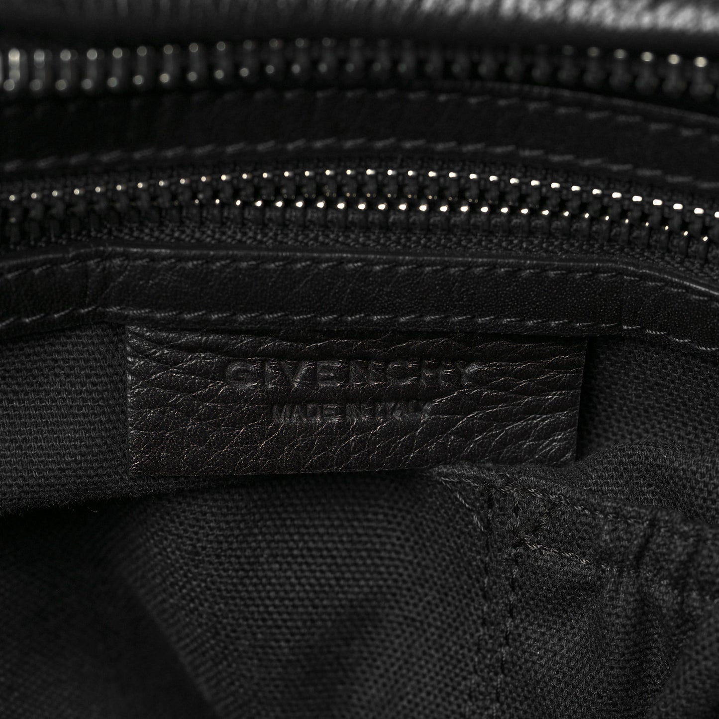 Pebbled Calfskin Medium Pyramid Stud Pandora Black
