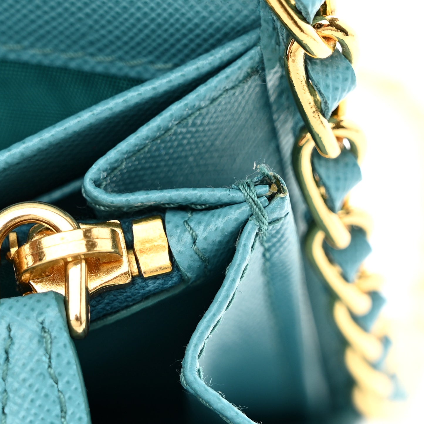 Saffiano Metal Oro Chain Wallet Turchese