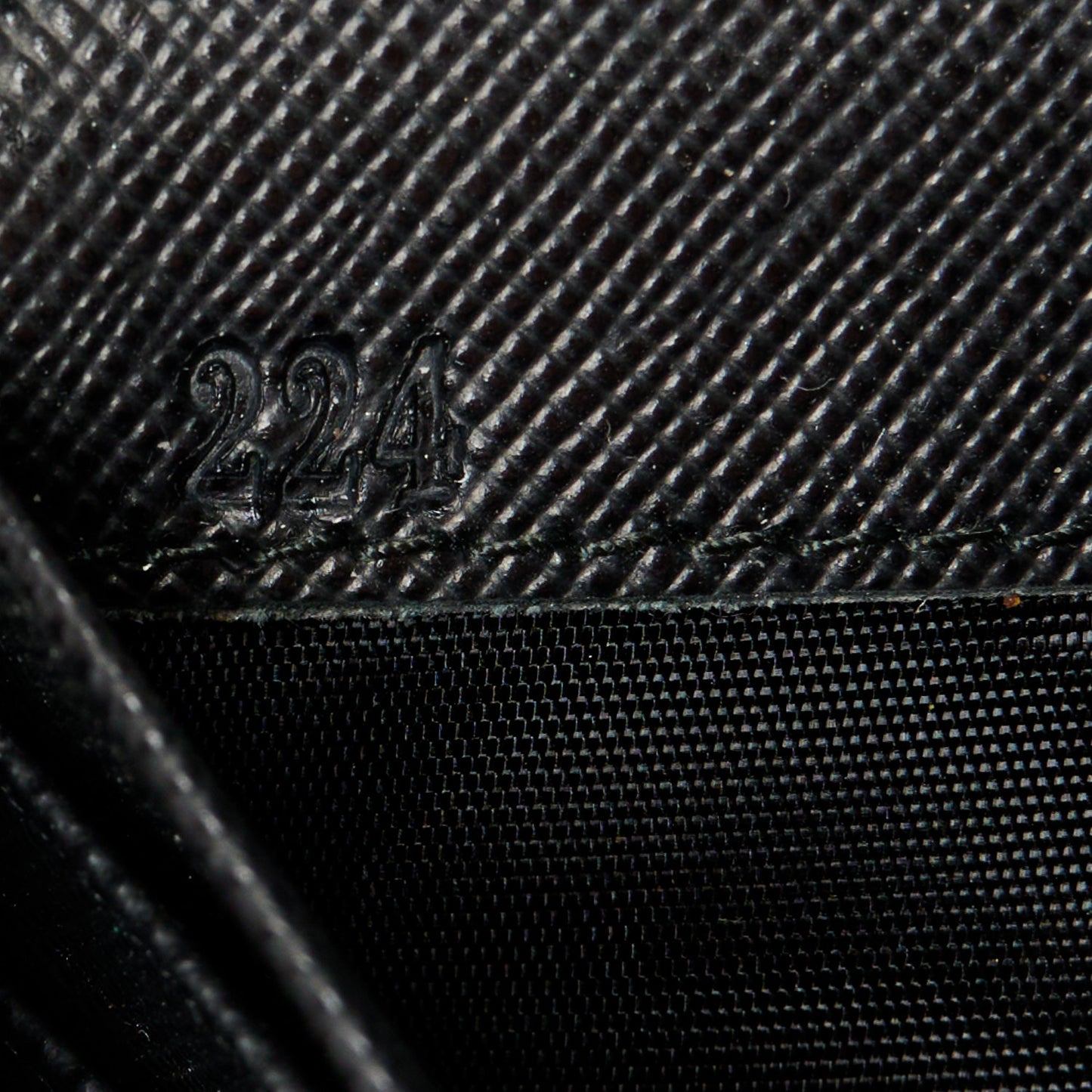 Saffiano Metal Oro Chain Wallet Black