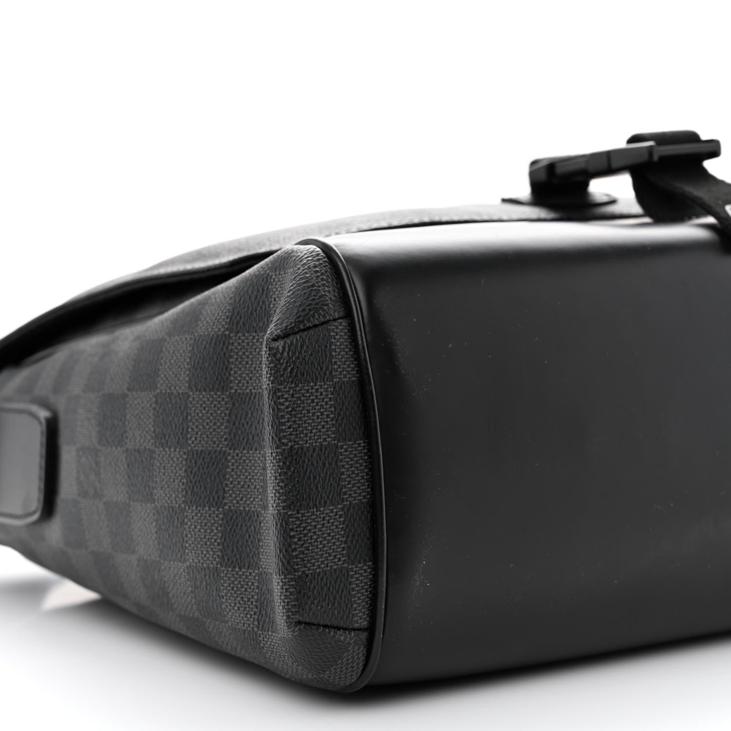 Louis Vuitton Damier Graphite Skyline Messenger MM 9 of 12
