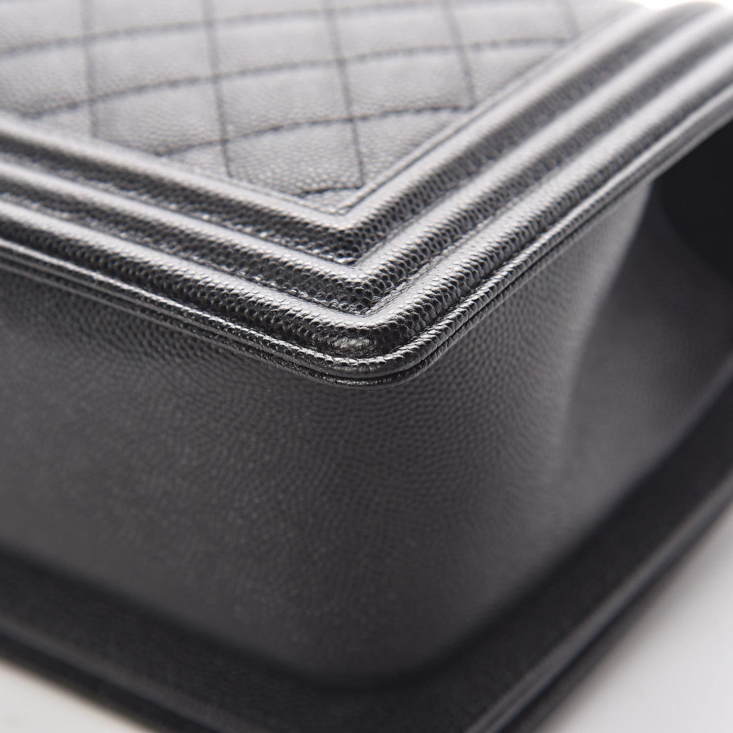 Caviar Quilted Medium Boy Flap Black