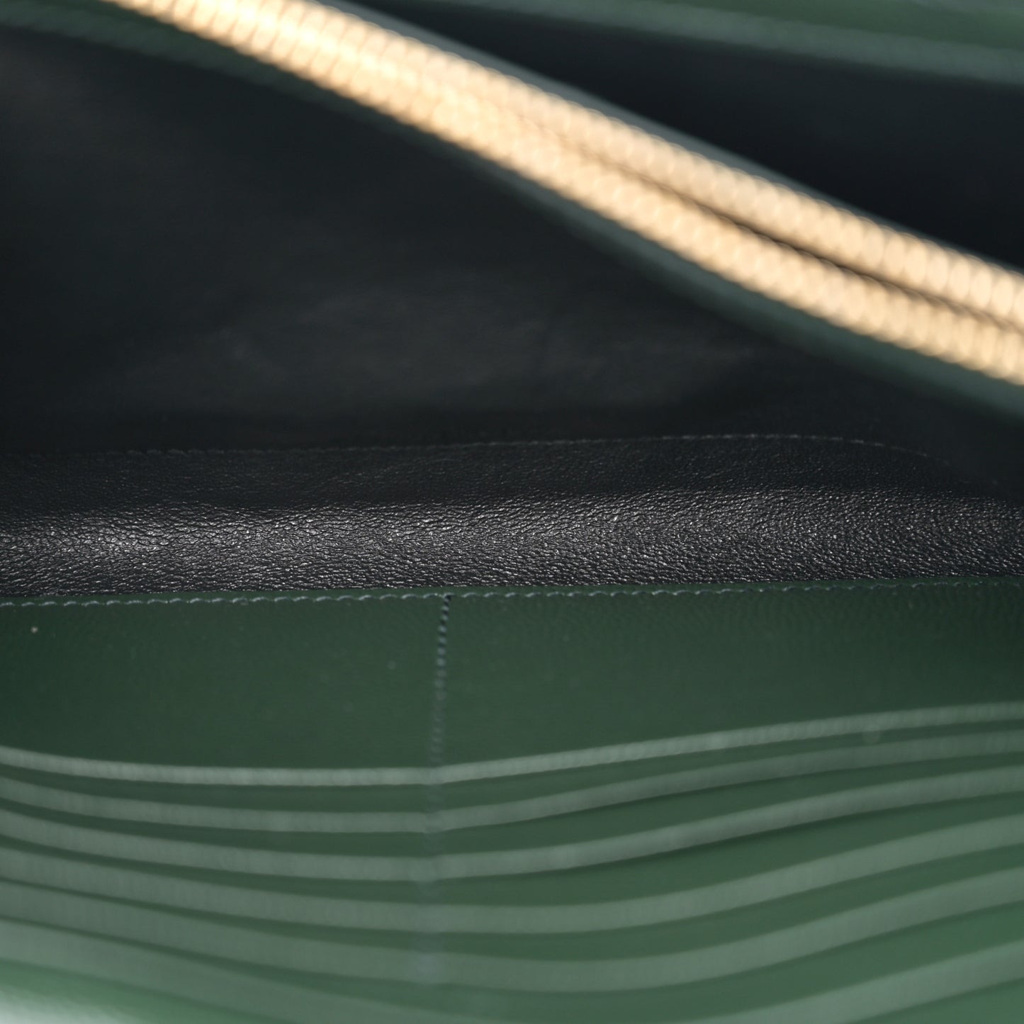 Grain De Poudre Matelasse Chevron Monogram Chain Wallet Vert Fonce